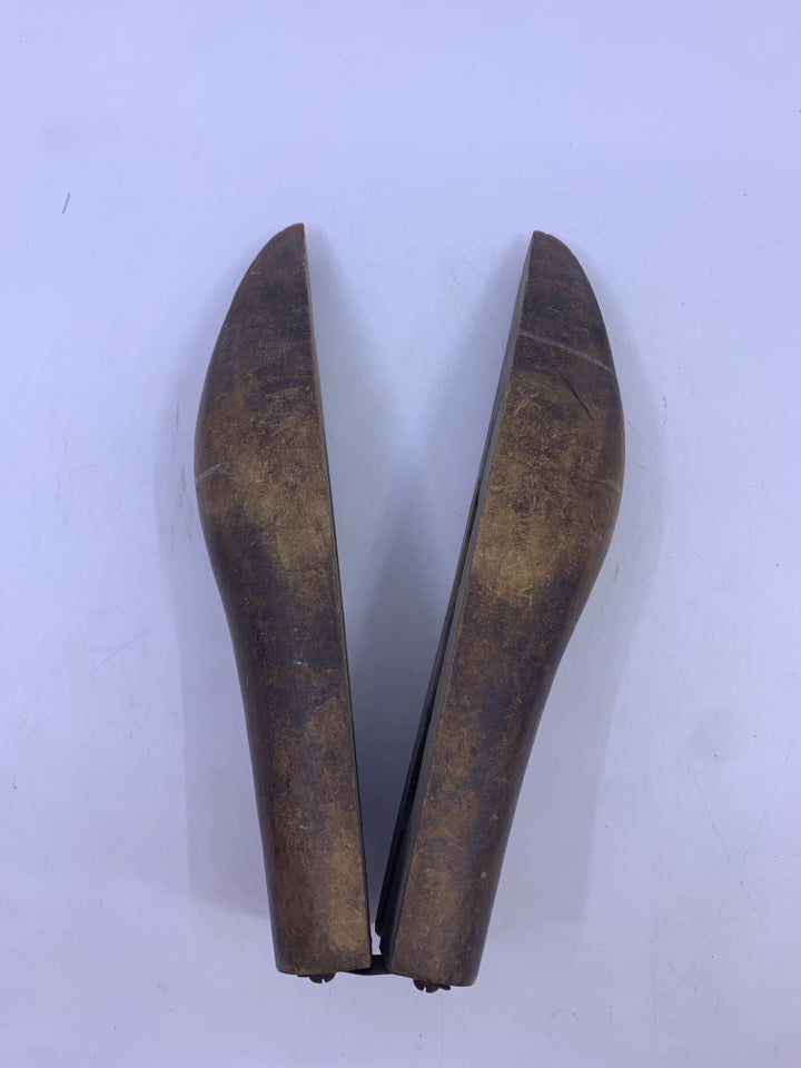 VTG WOOD SHOE STRETCHER.