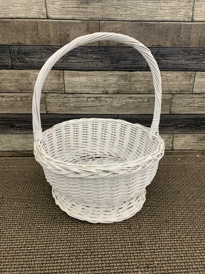 WHITE WICKER FOOTED BASKET W/HANDLE.