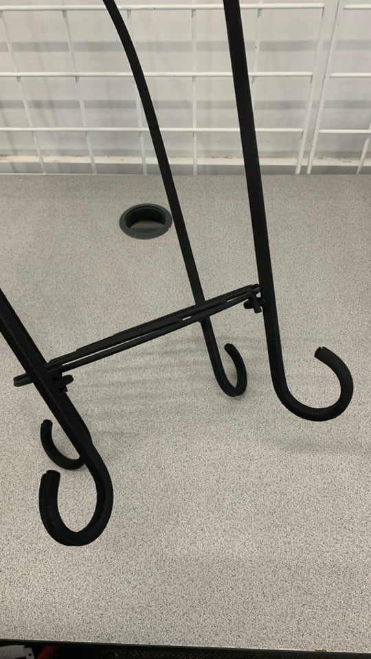 2 TIER LIGHT WEIGHT PLANT STAND.