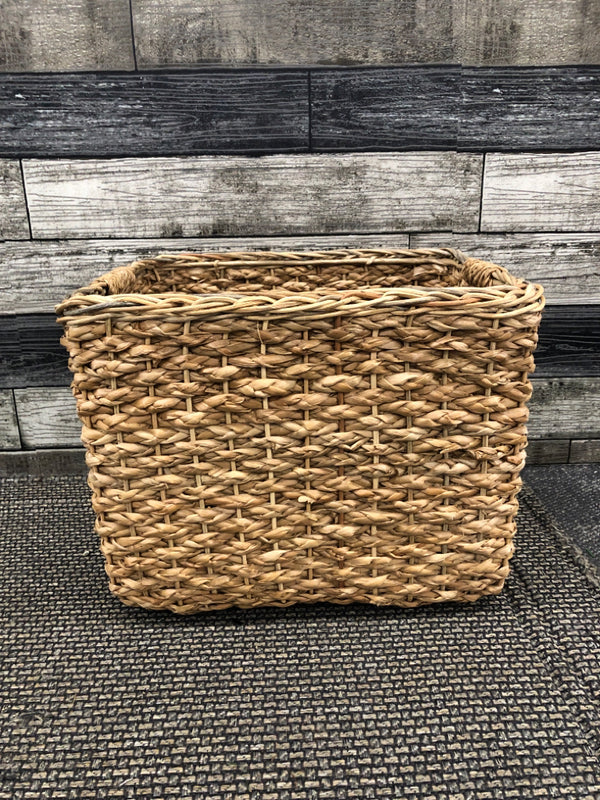 BLONDE WOVEN BASKET W HANDLES.