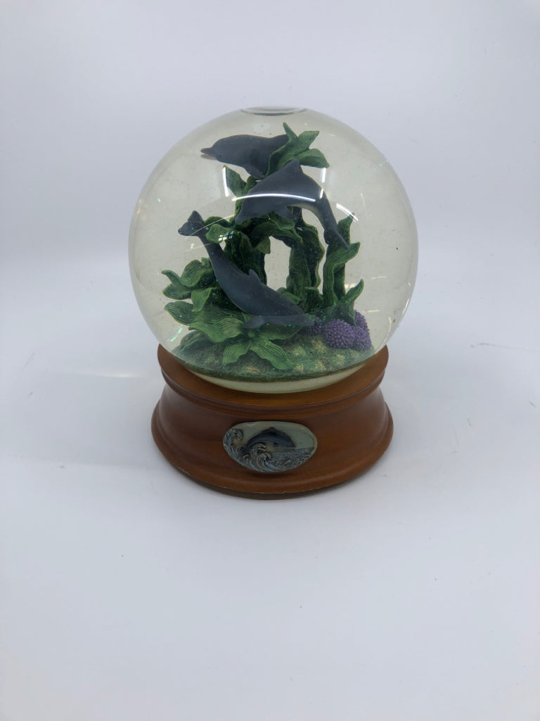 DOLPHIN JUMPING MUSICAL SNOW GLOBE.
