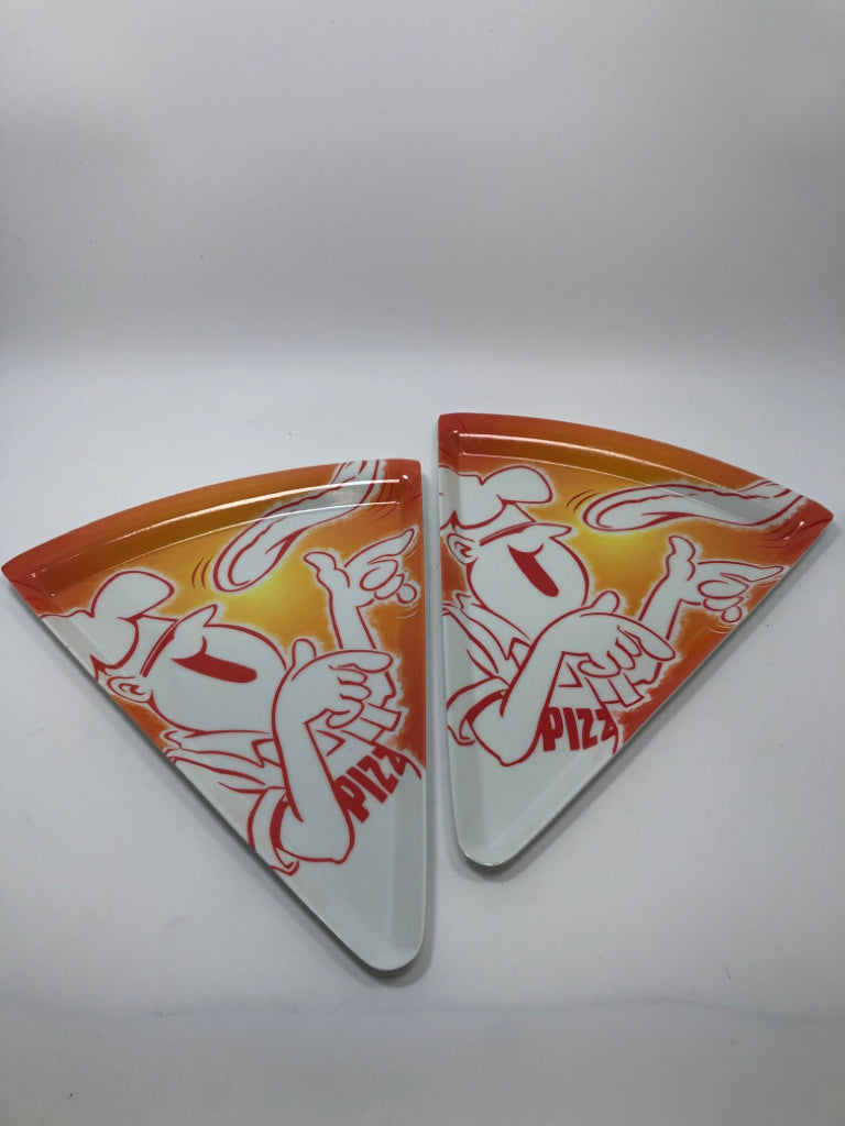 2 PLASTIC PIZZA PLATES.