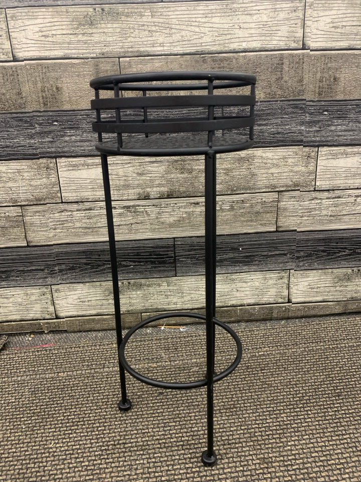 BLACK METAL PLANT STAND FLOWER PIERCED BASE.