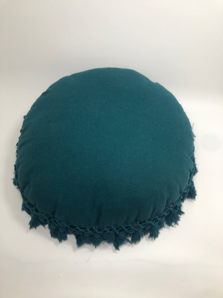 ROUND BLUE PILLOW W/TASSELS.