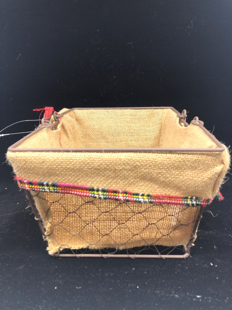 BROWN CHICKEN WIRE BASKET W BURLAP LINER.