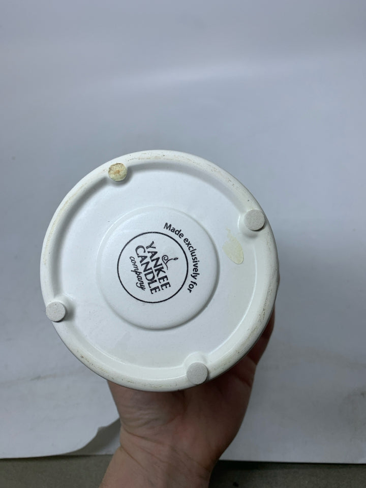 YANKEE CANDLE TART WARMER W/ HOLIDAY BUSHES.