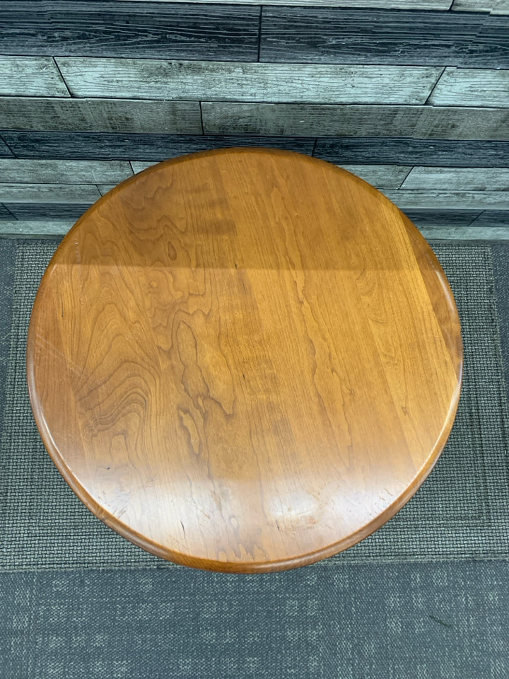 SOLID WOOD CIRCLE PEDESTAL SIDE TABLE.