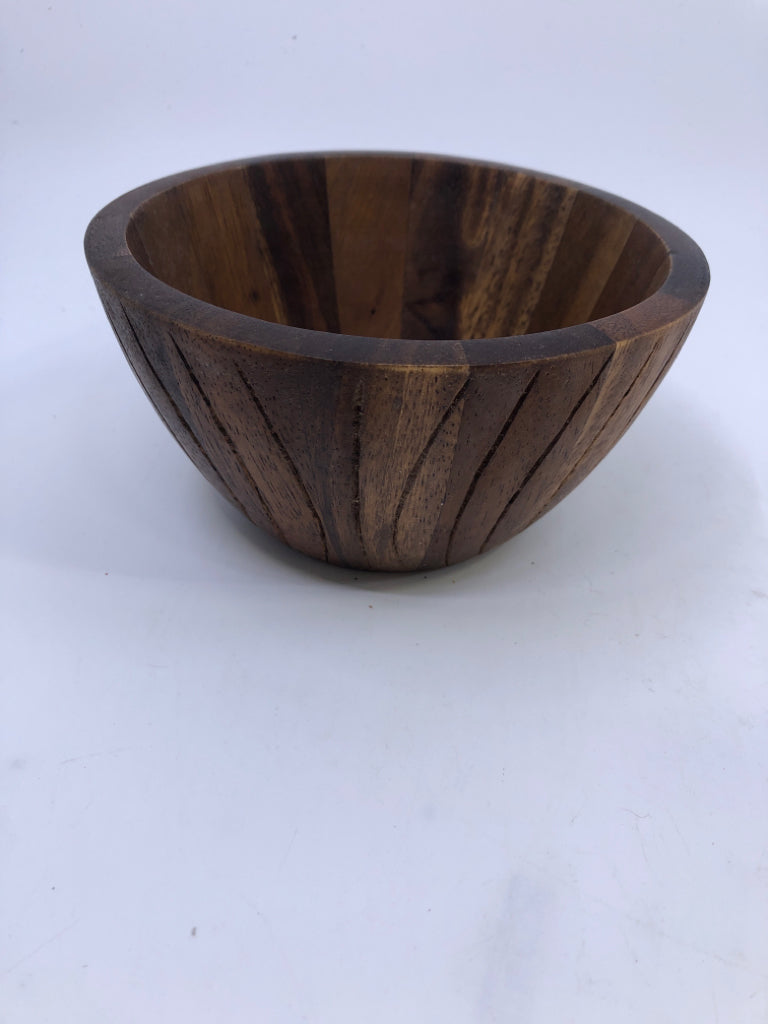 SMALL CARVED DK WOOD BOWL.