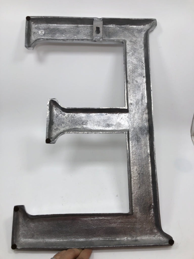 METAL E WALL DECOR.