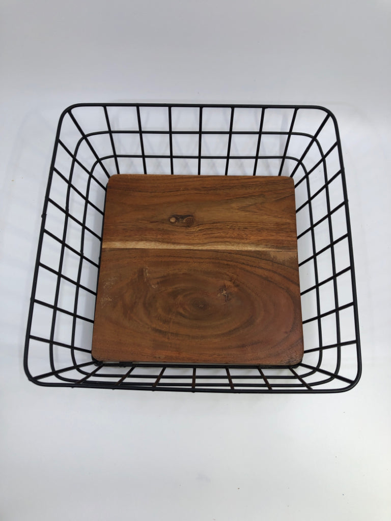 BLACK WIRE NAPKIN BASKET W/WOOD BOTTOM.