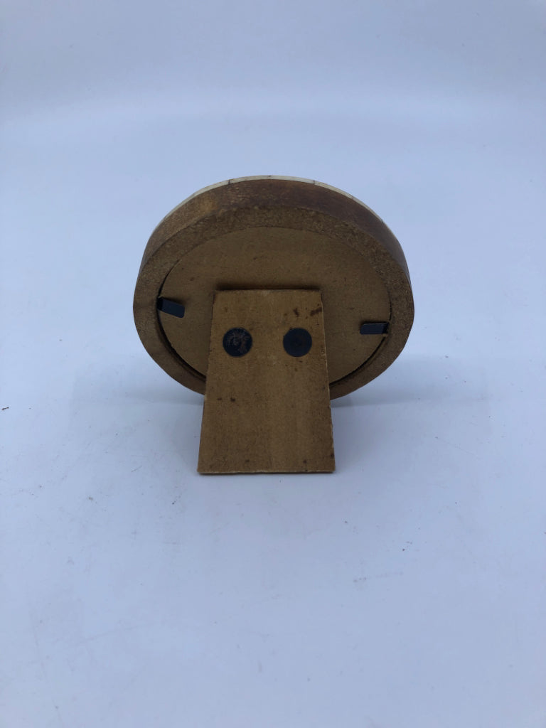 WOOD HANDMADE MINI CIRCLE PICTURE FRAME.