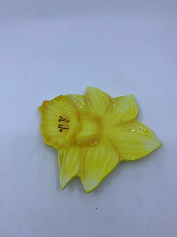 SMALL YELLOW FLOWER TRAY.