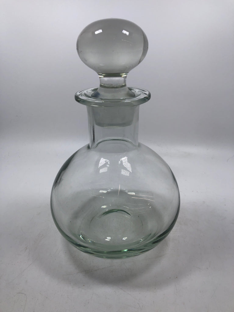 CLEAR GLASS DECANTER W/ROUND STOPPER.