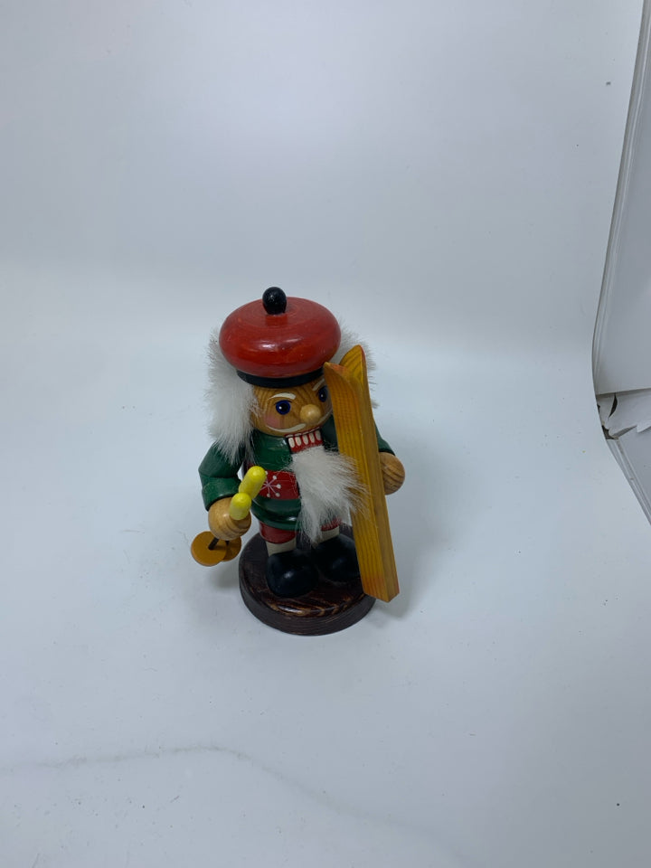 SHORT NUTCRACKER W/ SKIS.