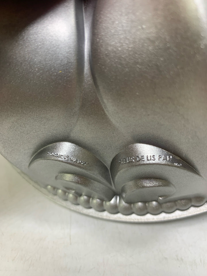 FLEUR DE LIS BUNDT CAST ALUMINUM BUNDT PAN.