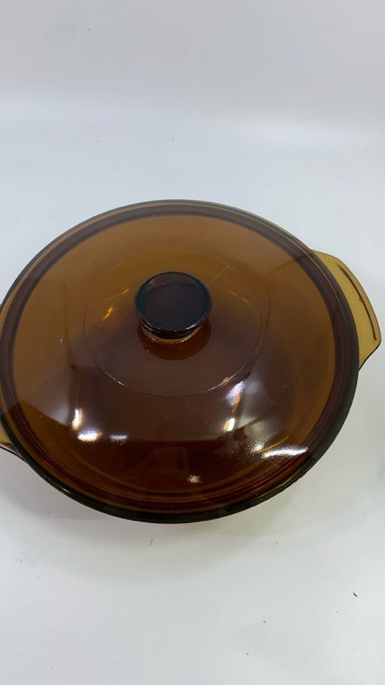 BROWN GLASS BAKING DISH W/LID.