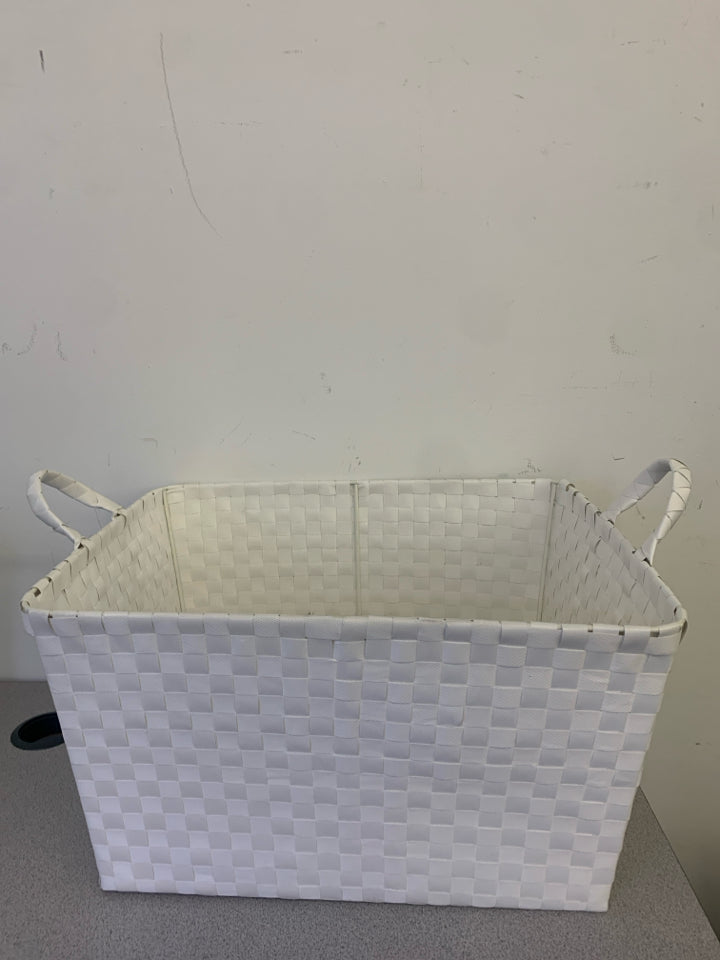 WHITE WOVEN BASKET WITH HANDLES.