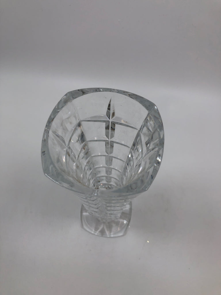 CLEAR CRYSTAL STAR/SQUARE PATTERN BUD VASE.
