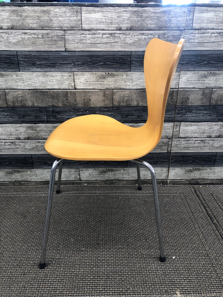 WOOD AND METAL DESK CHAIR.