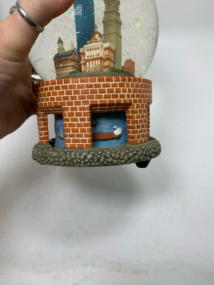 NIB LORD AND TAYLOR BOSTON MUSICAL SNOW GLOBE.