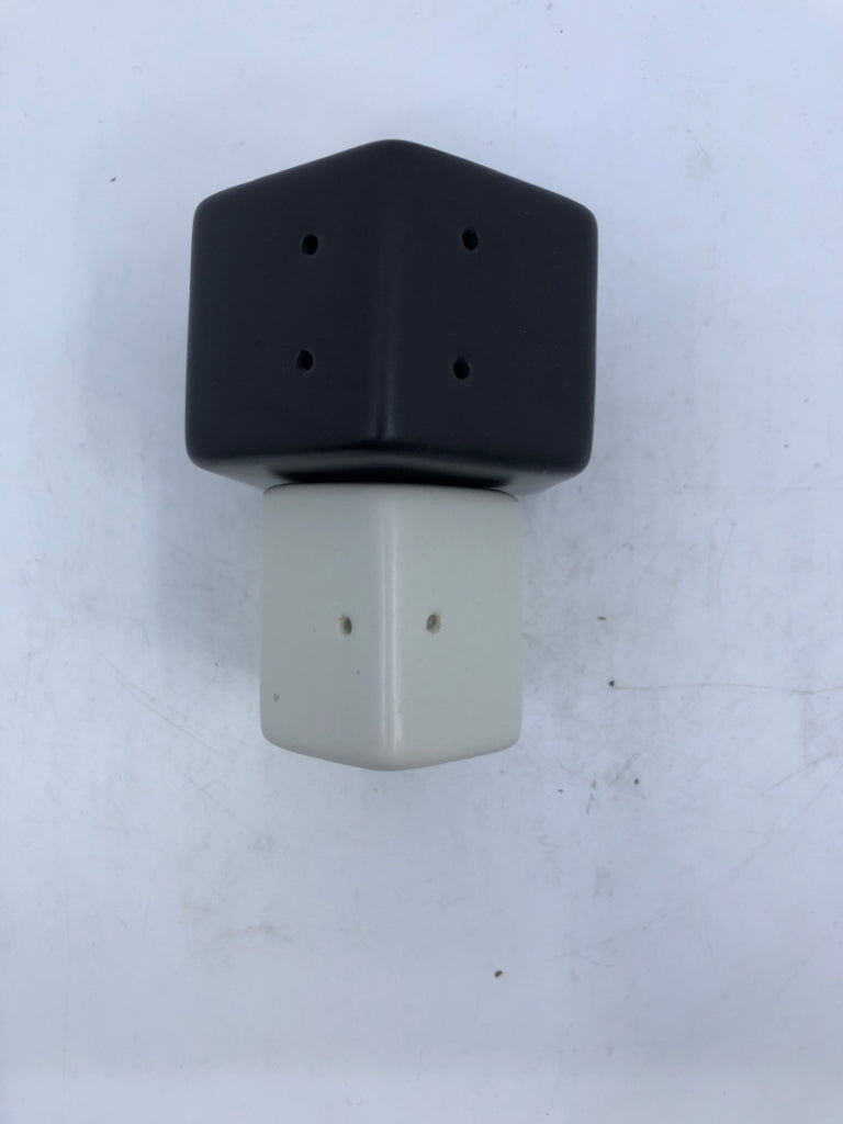 B&W PRIMITIVE HOUSE SALT & PEPPER SHAKERS.