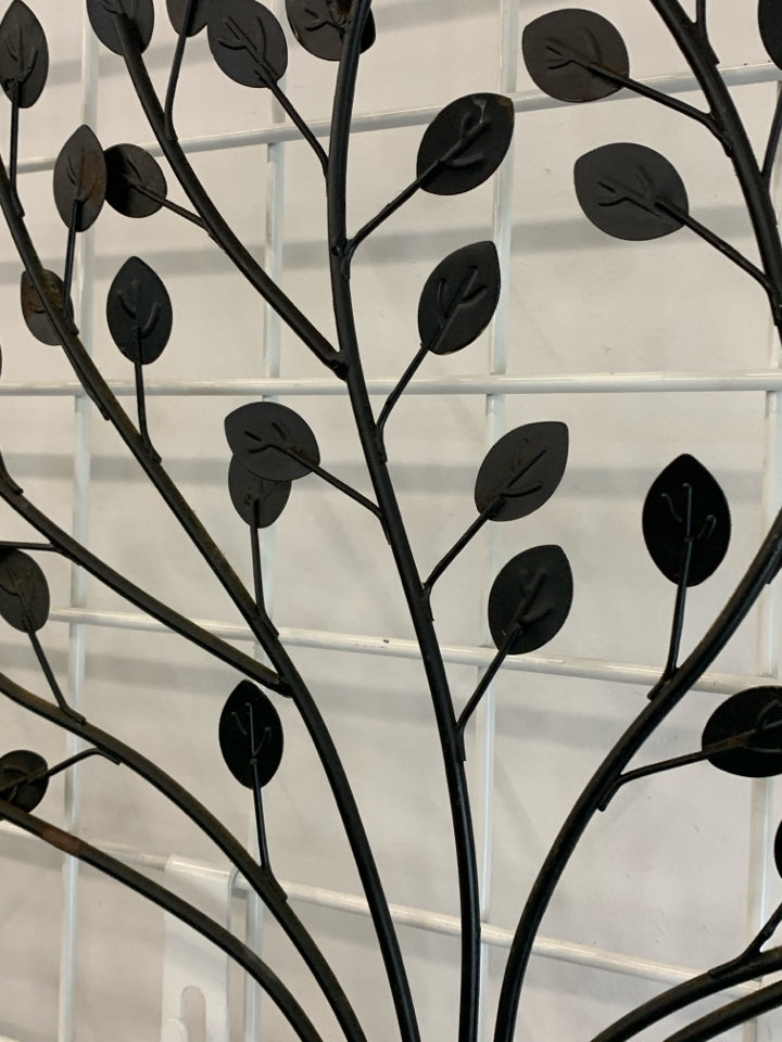 BROWN METAL TREE BOUQUET WALL HANGING.