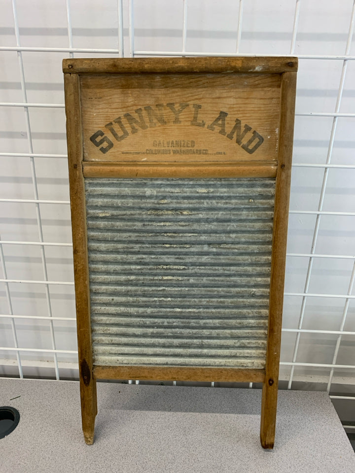 VTG SUNNYLAND WASHBOARD DECOR.