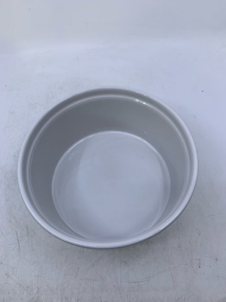 WHITE CIRCLE RIBBED CASSEROLE DISH.