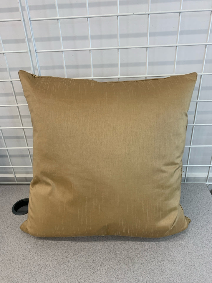 BEIGE AND GOLD GEOMETRIC PATTERN PILLOW.