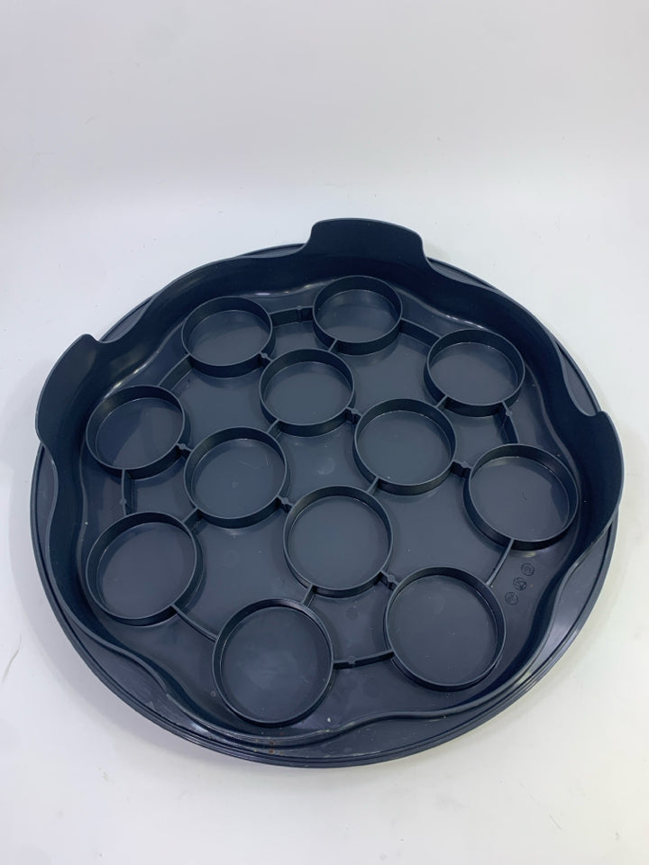 CUPCAKE & CAKE HOLDER W/KNIFE & PLASTIC COVER.