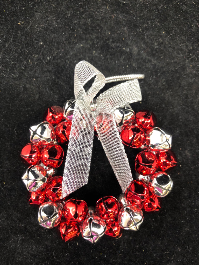 RED/WHITE JINGLE BELL WREATH.