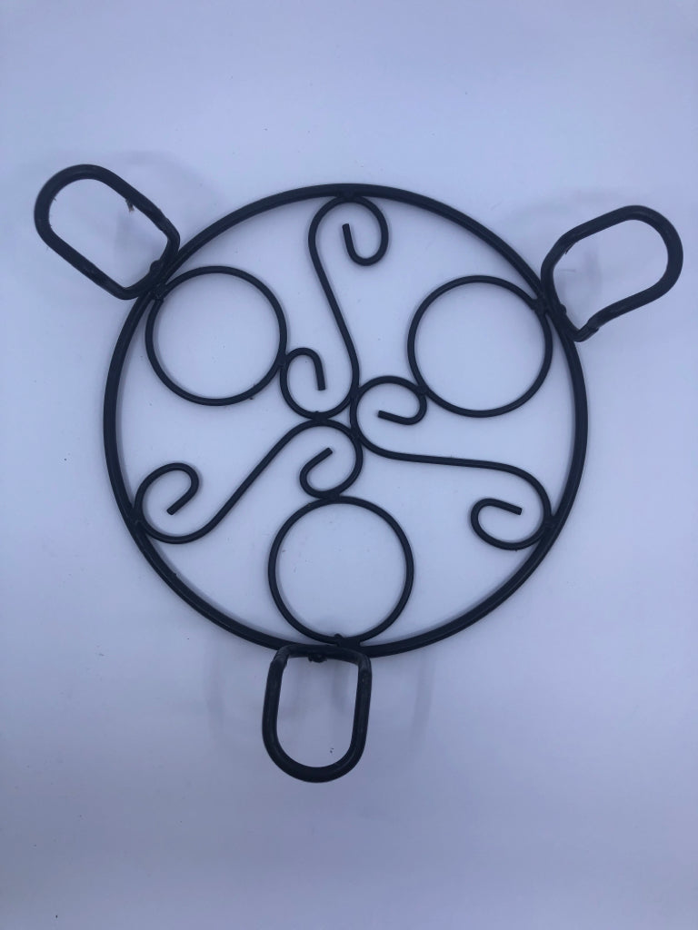 ROUND BLACK METAL FOOTED TRIVET.