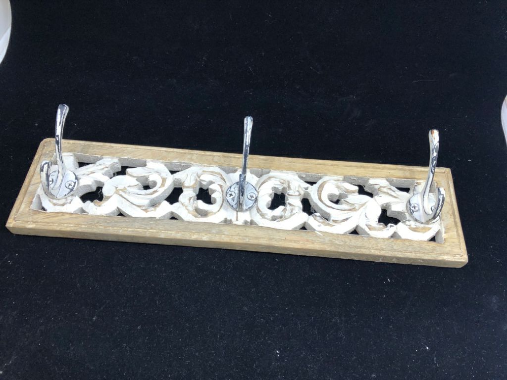 DISTRESSED WOOD PIERCED 3 HOOK WALL ART.