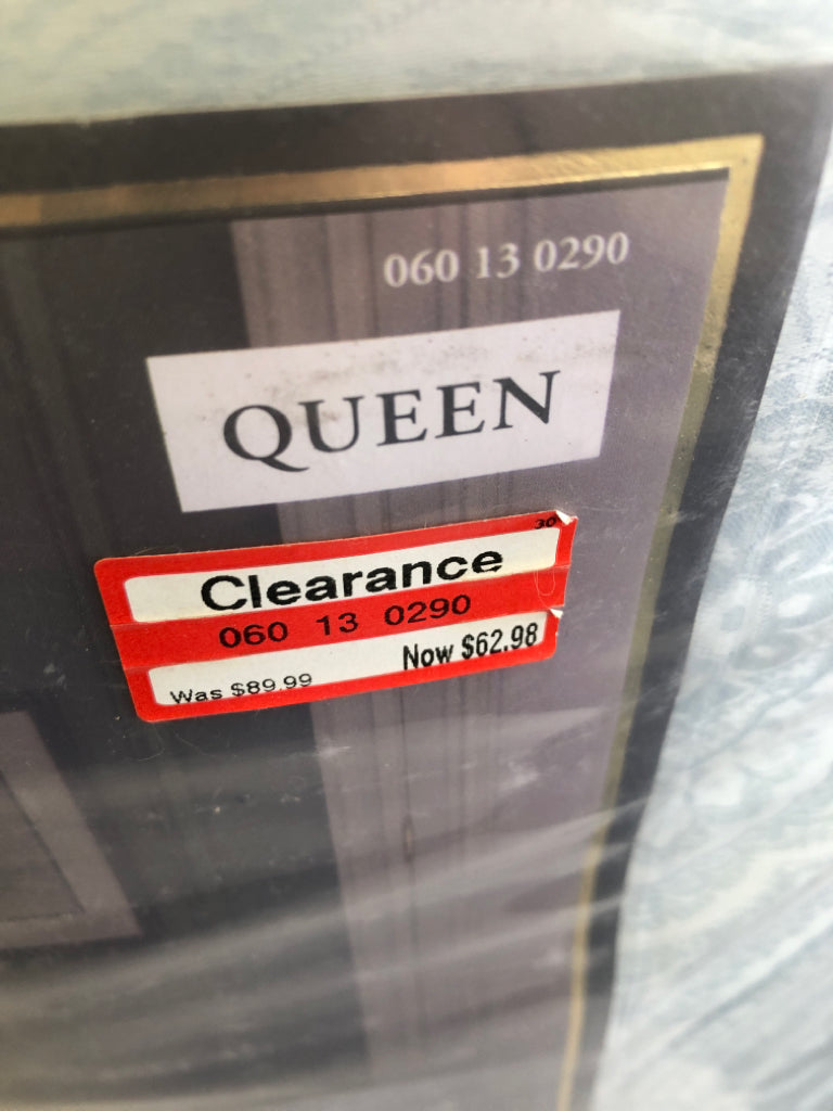 NIP 3 PC QUEEN COMFORTER SET.