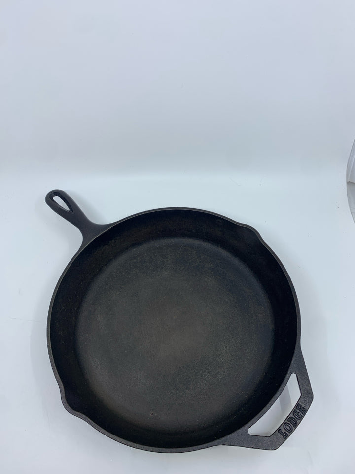 LARGE LODGE CAST IRON PAN.