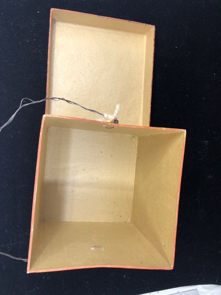 "BOO" HALLOWEEN BOX W/ LID AND WIRE HANDLE.