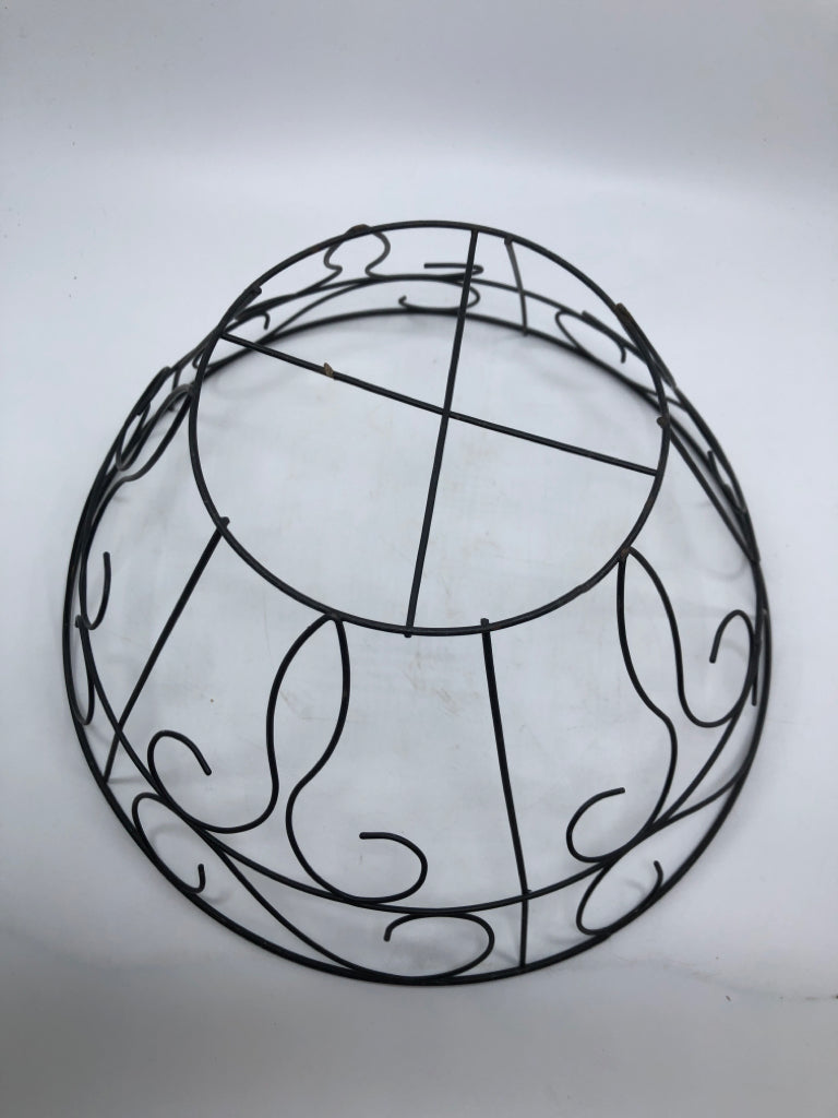 BLACK METAL WIRE BASKET.