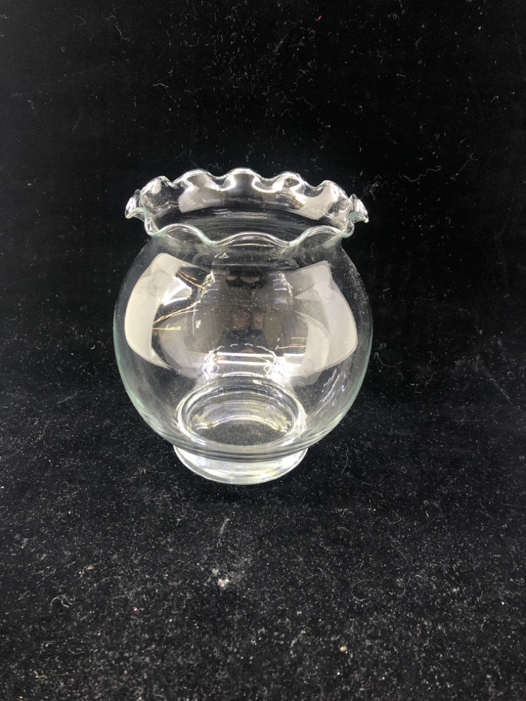 SMALL GLASS VASE W/RUFFLE TOP.