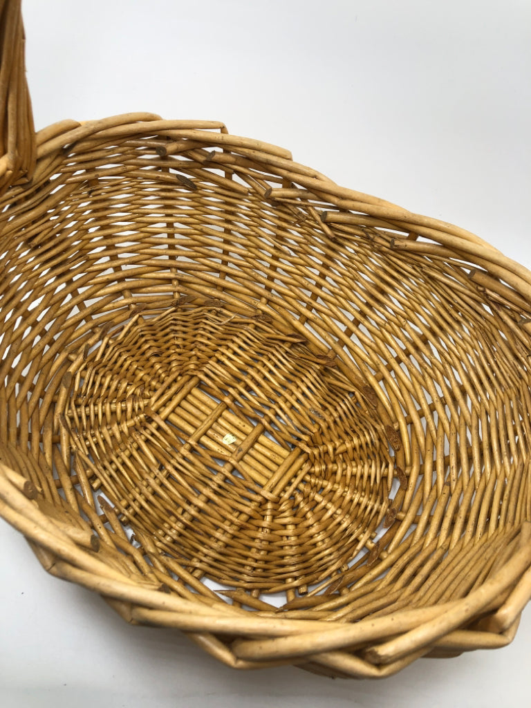 OVAL WICKER BASKET W/HANDLE.