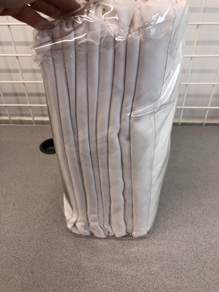 NIP 6PC WHITE ROUND TABLECLOTHS.