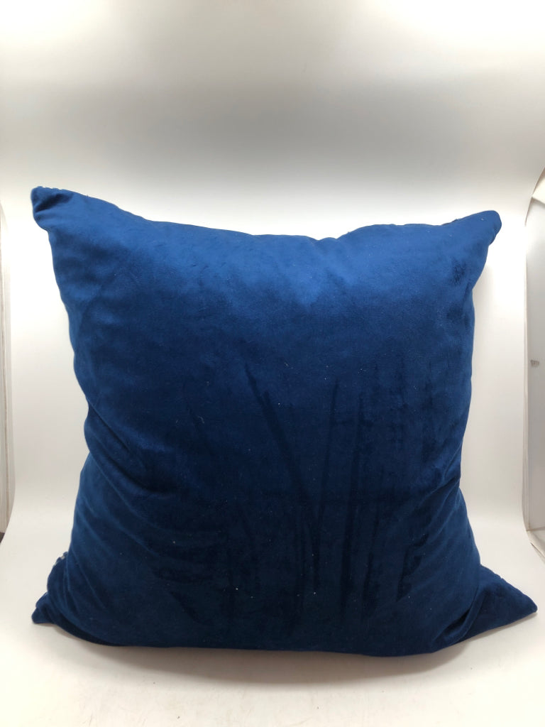 FLUFFY GEOMETRIC BLUE PILLOW - CASA DECOR.