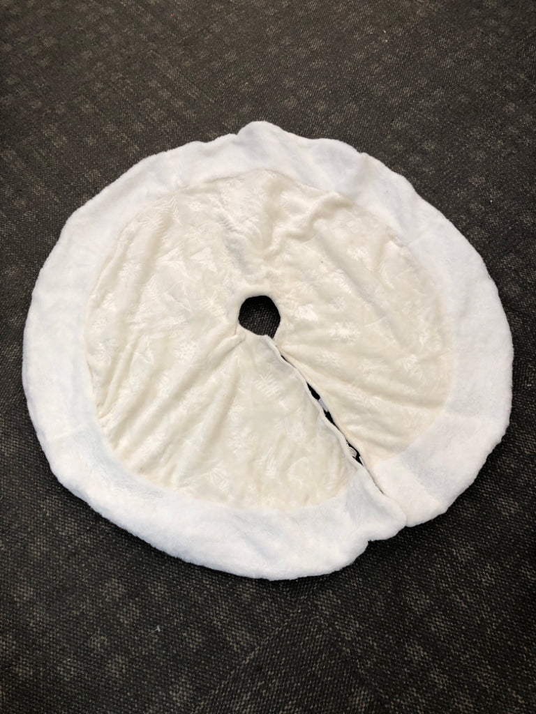WHITE PLUSH TREE SKIRT.