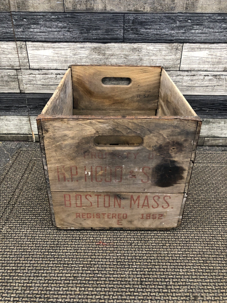VTG "HP HOOD & SONS" METAL & WOOD CRATE.