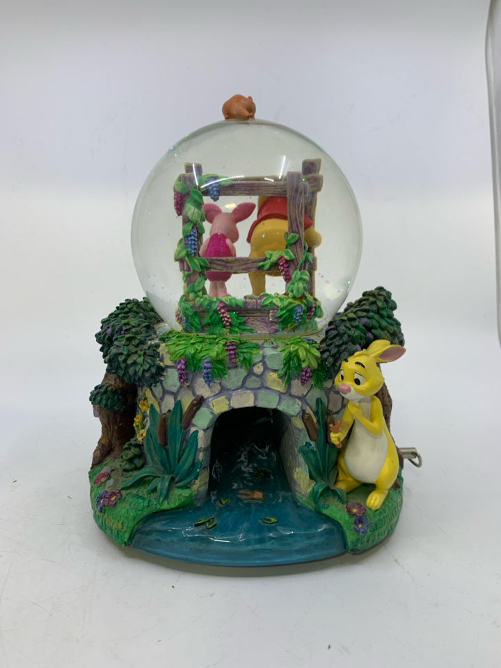 WINNIE POOH AND FRIENDS LARGE SNOW GLOBE MUSIC WORKING .