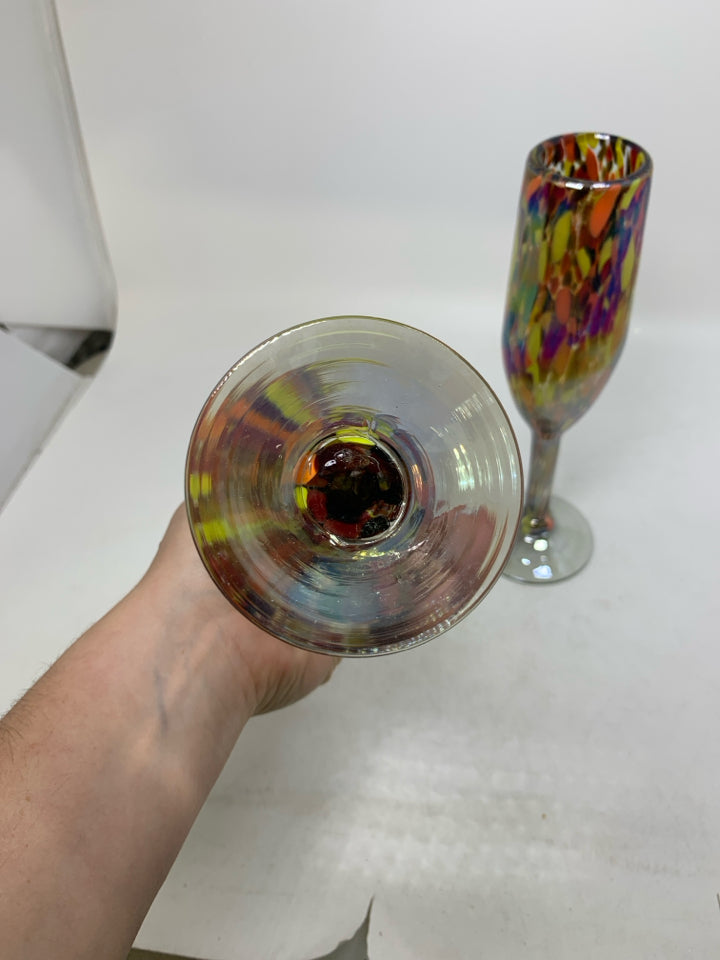 2 CONFETTI BLOWN GLASS CHAMPAGNE FLUTES.