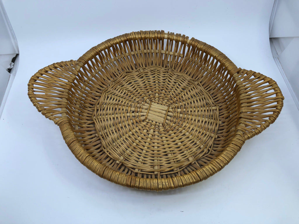 SHALLOW WOVEN BASKET TRAY W/ HANDLES.