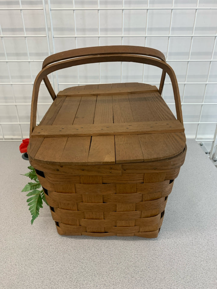 FLORAL PICNIC BASKET W/ CREAM & BROWN PLATES & MUGS SERVICE FOR 4.