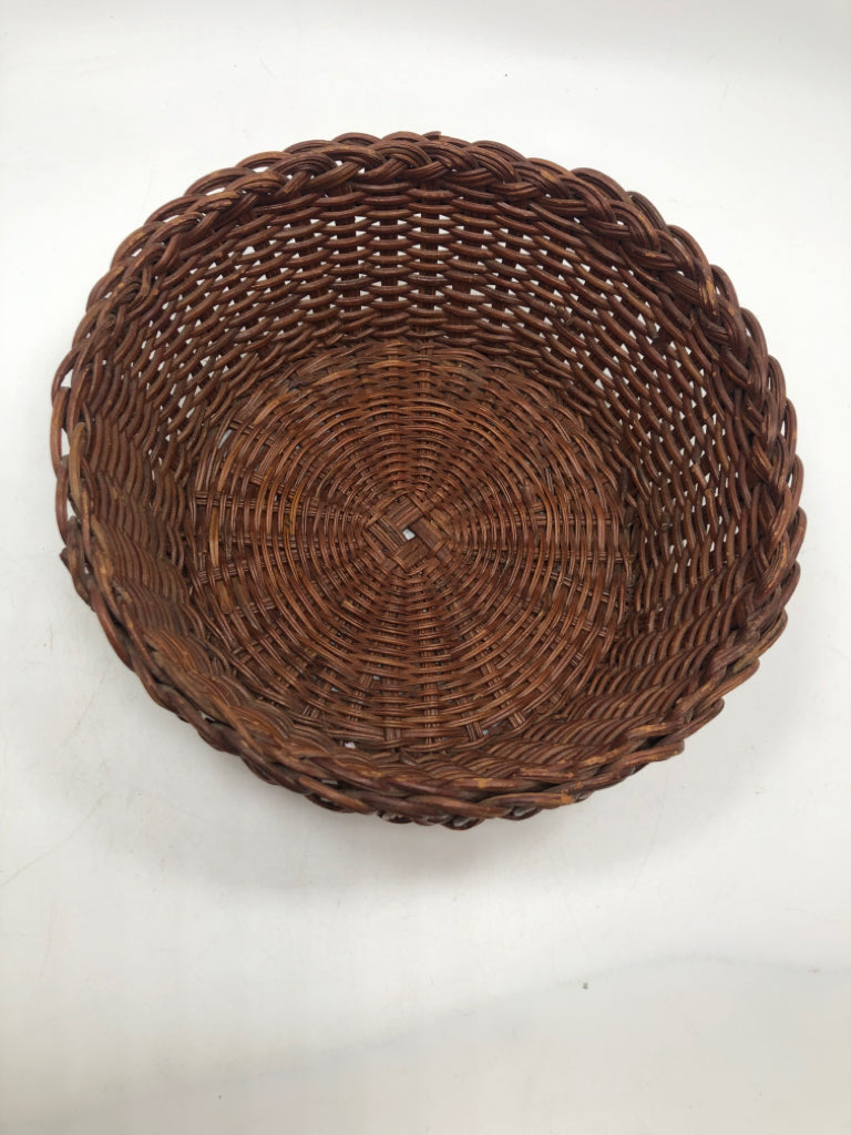 DARK ROUND FIBER BASKET W/LOOP RIM.