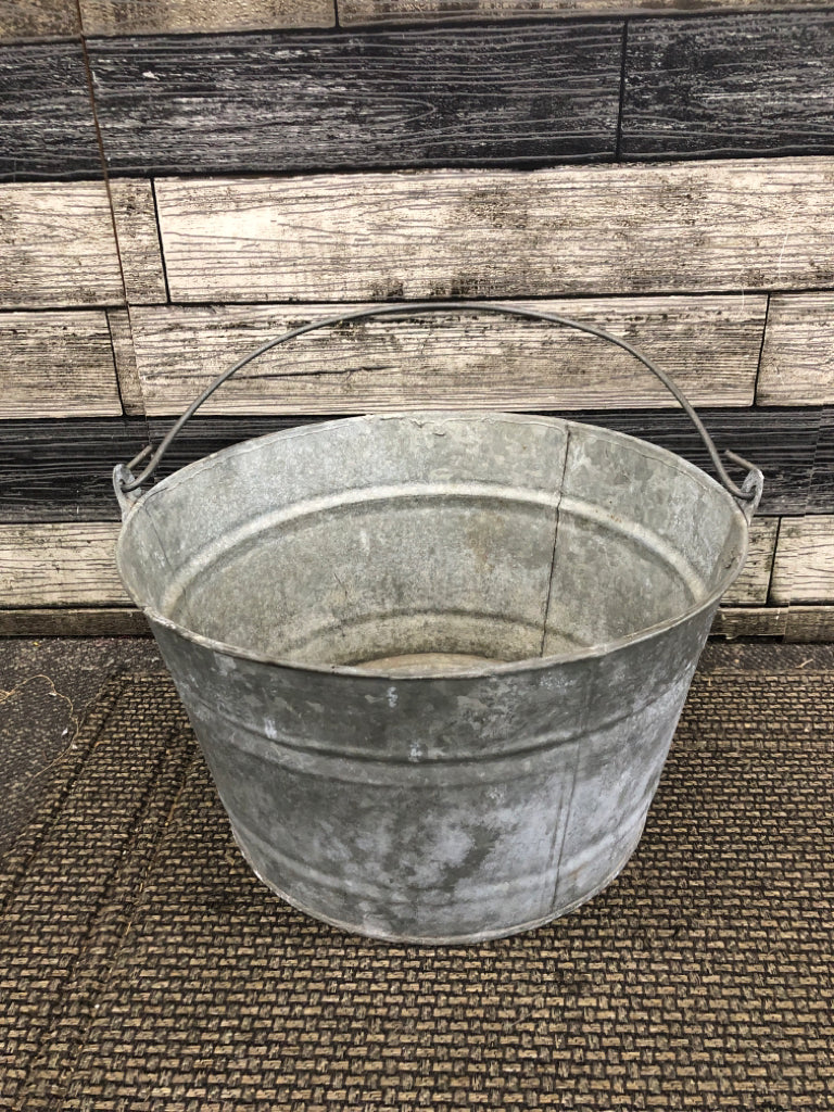 VTG METAL PAIL.