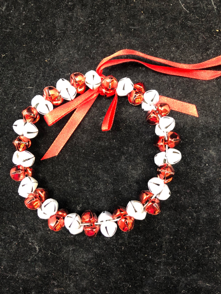 RED/WHITE JINGLE BELL WREATH.